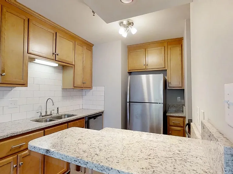 1555 W King St — Photo 35