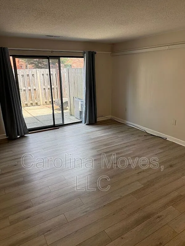2 bed, 1.5 bath, 989 sqft, $1,095 — Photo 2