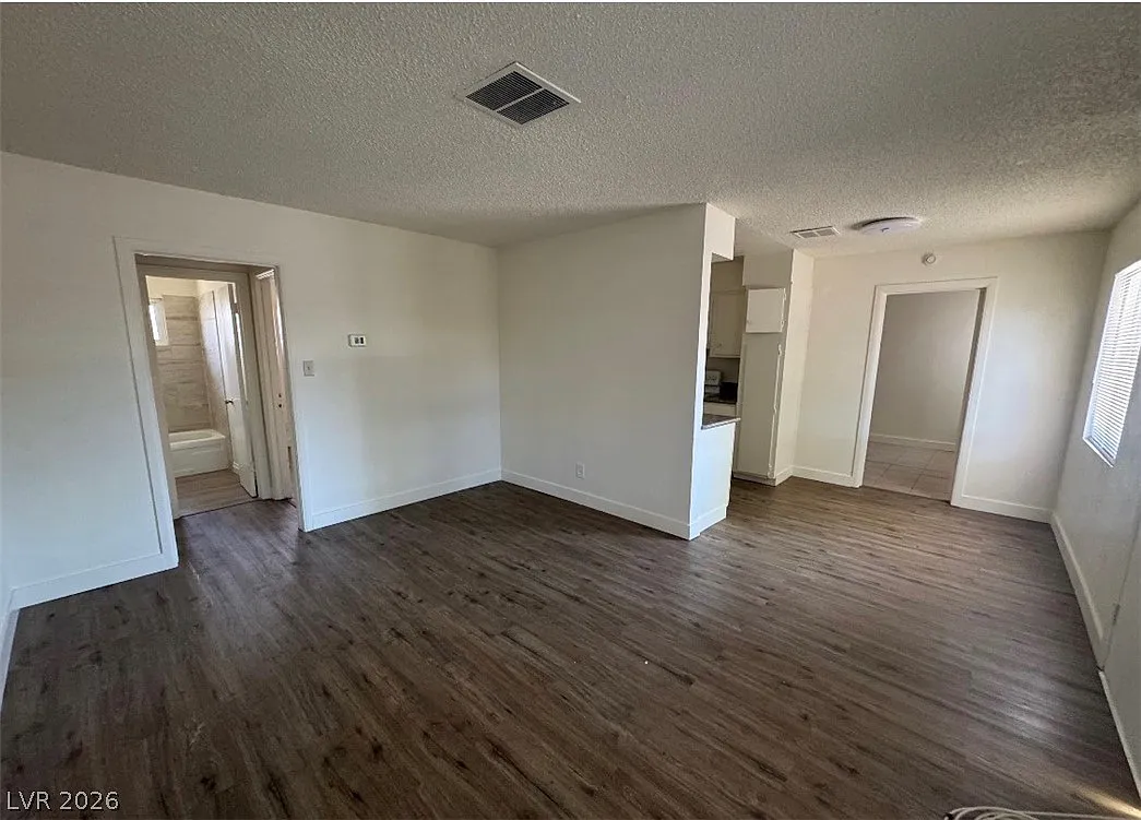 Building Photo - 2505 Cedar Ave #3