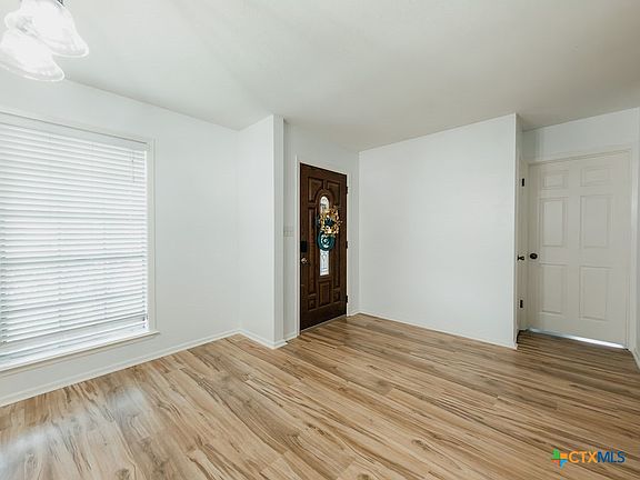 3rd image of 404 Alamogordo Dr
