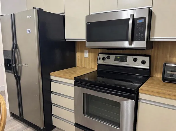 2500 Parkview Dr, Hallandale Beach, FL