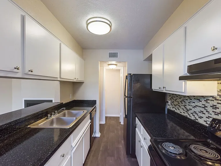 Davenport Apartments — Photo 42