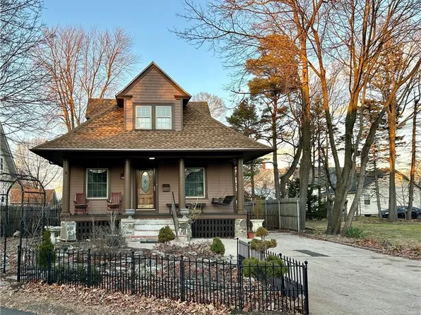 30 Pettaconsett Ave, Warwick, RI 02888