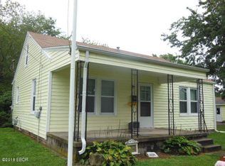 830 Clan St, Flora, IL 62839