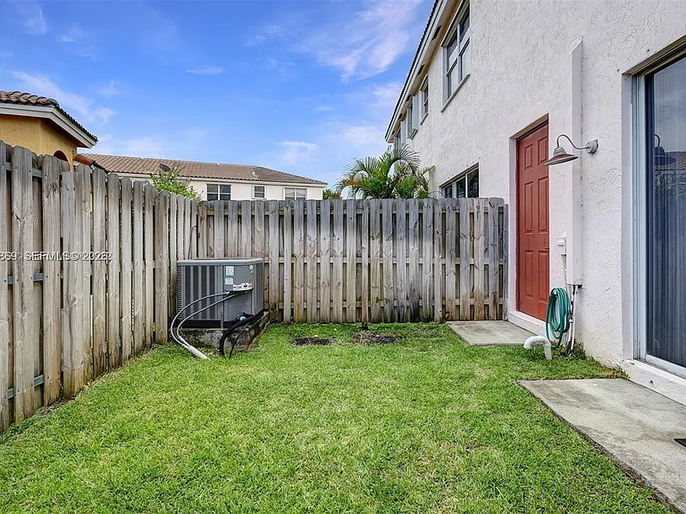 2311 NE 42nd Cir #1 — Photo 4