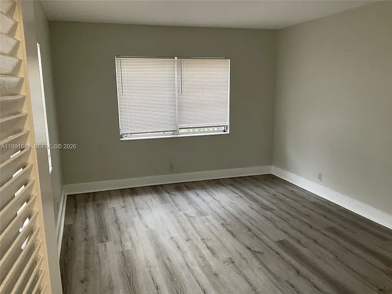 510 SE 9th St #9 — Photo 8