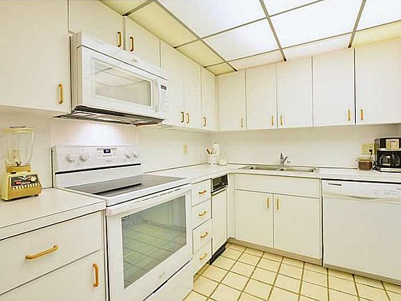 5th image of 3 Grove Isle Dr #C1204