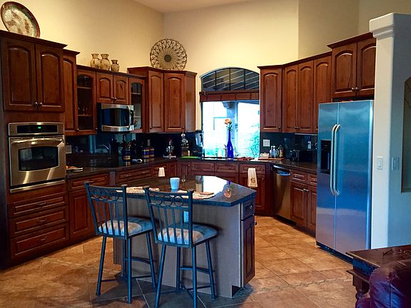 Beautiful upgraded kitchen
