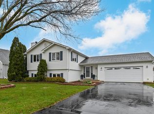 10370 S Mockingbird Ln, Oak Creek, WI 53154