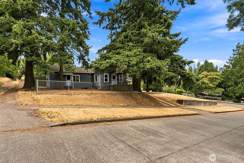 3rd image of 7955 29th Avenue SW
