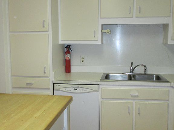 3rd image of 435 Park Ln