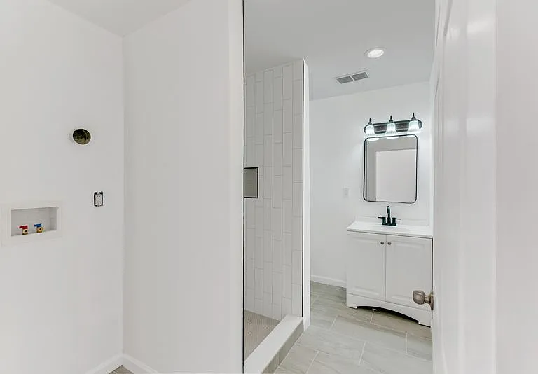 308 W Queen Ln #A06 — Photo 4