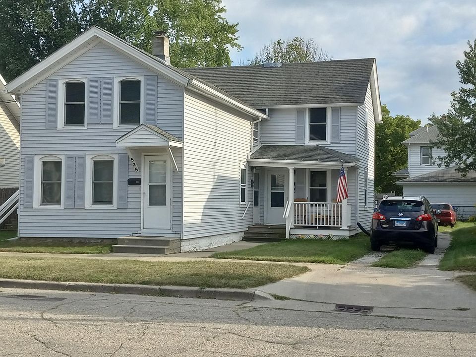 Great lacation 3 doors off the lake. owner occupied & quiet because of sidewall insulation installed.