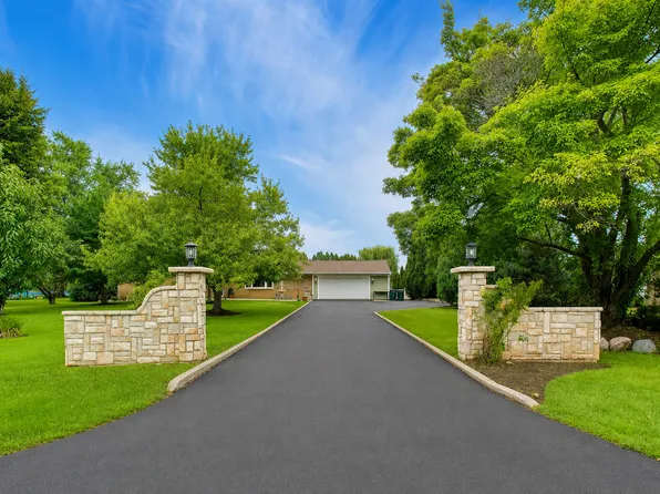 2940 Valley View Rd, Wadsworth, IL 60083