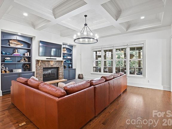 5th image of 213 Glenmoor Dr