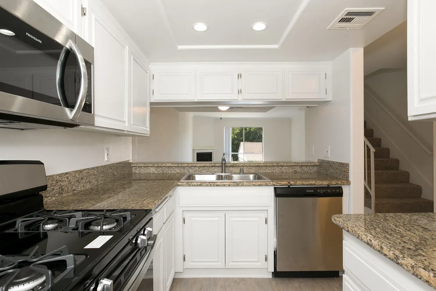 2 bed, 2.5 bath, 1250 sqft, $3,250 — Photo 4