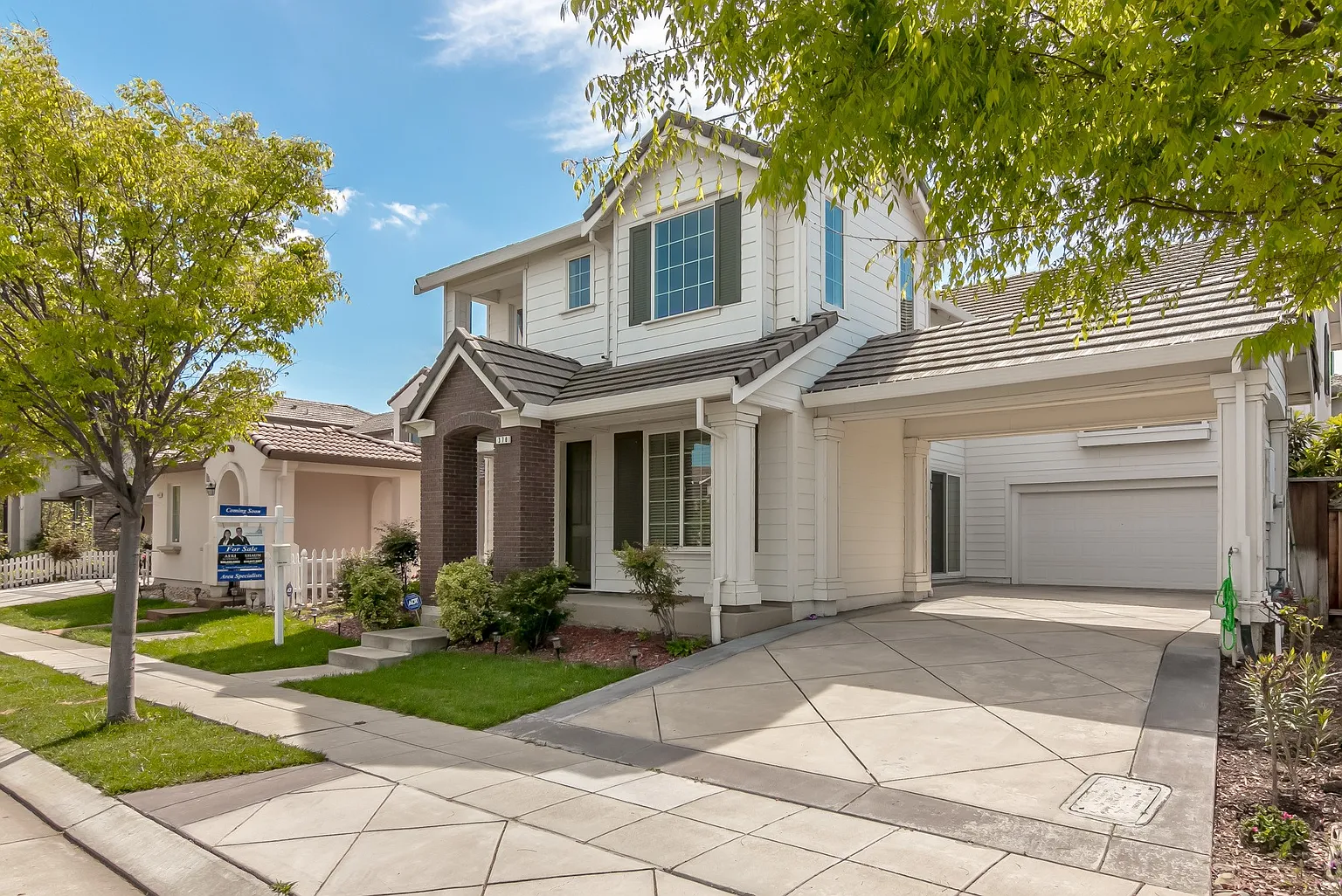 370 McLeod Ave photo 1