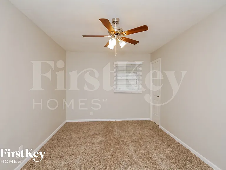 823 Oriole Dr — Photo 6
