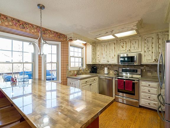 Upgraded eat-in kitchen