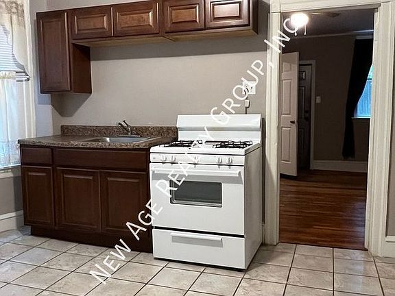 4th image of 542 E Woodlawn St #1