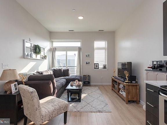 4th image of 18 W Girard Ave APT 403