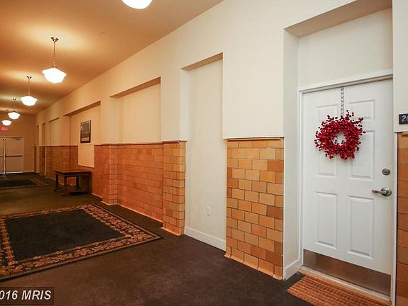 4th image of 900 Barton St Unit 204