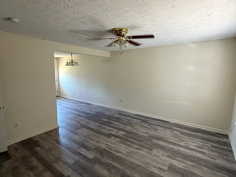 37 Point Place Dr — Photo 2