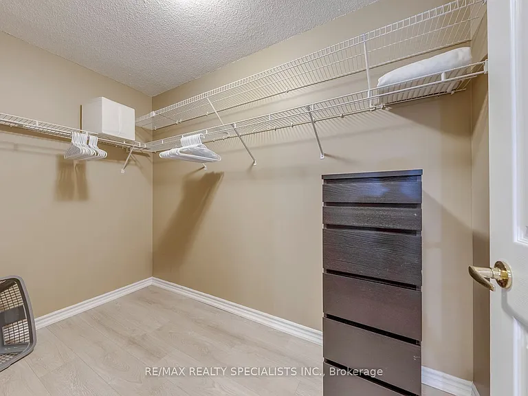 25 Kingsbridge Garden Cir W #924 — Photo 40