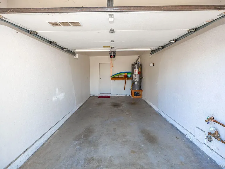 69 Kingston Ct W — Photo 37