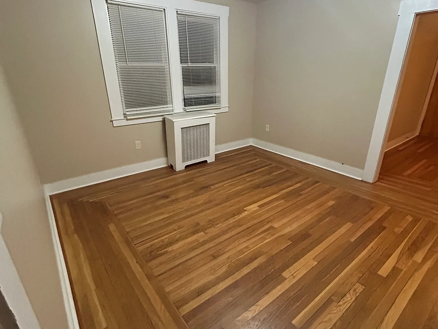 3 bed, 1.0 bath, 3840 sqft, $1,800 — Photo 3