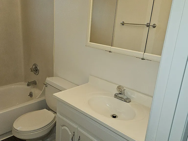 Country Lane Apartments — Photo 36