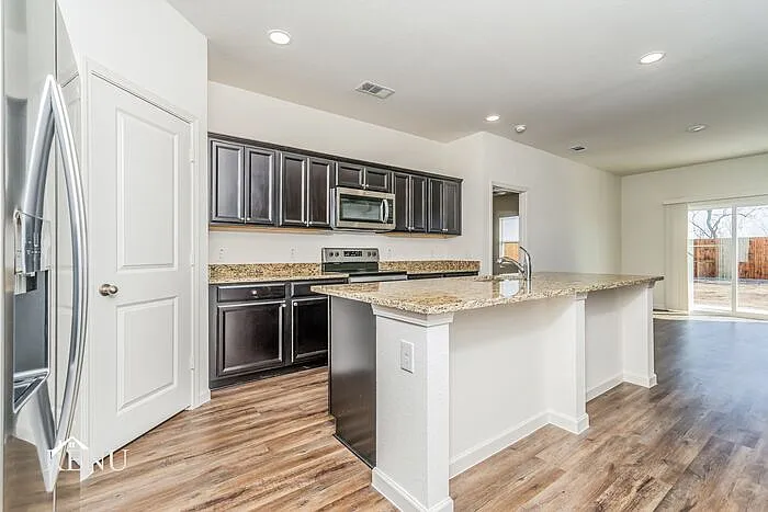 4 bed, 2.0 bath, 1827 sqft, $2,220 — Photo 4