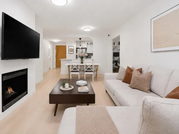 1111 Lynn Valley Rd #201, North Vancouver, BC V7J 3V4