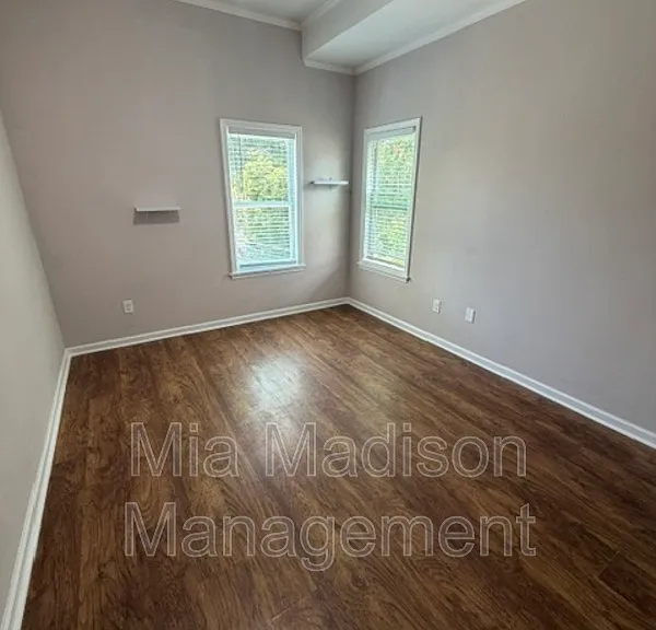 305 W 39th St — Photo 8