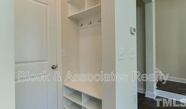 213 Begen St — Photo 11