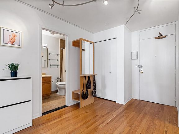 3rd image of 525 W Hawthorne Pl APT 1007