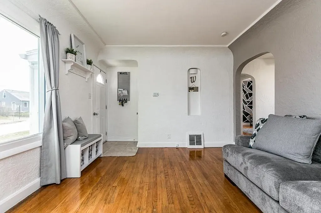 3 bed, 1335 sqft, $2,300 — Photo 4