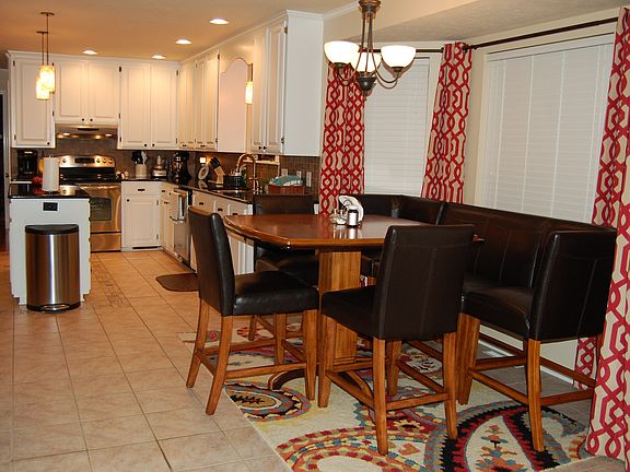 Breakfast area and island