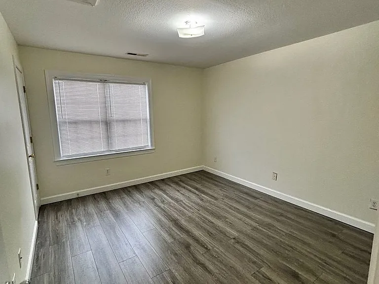 207 Ashwood Dr — Photo 7