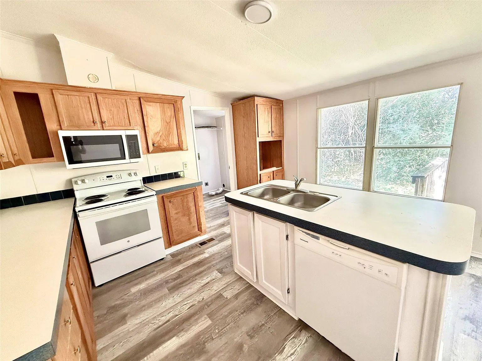 3 bed, 2.0 bath, 1344 sqft, $1,450 — Photo 4