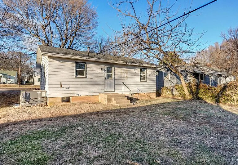 1816 W Olive St — Photo 15