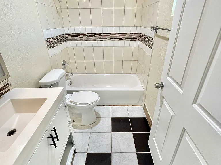 1160 N Broadway #14 — Photo 13