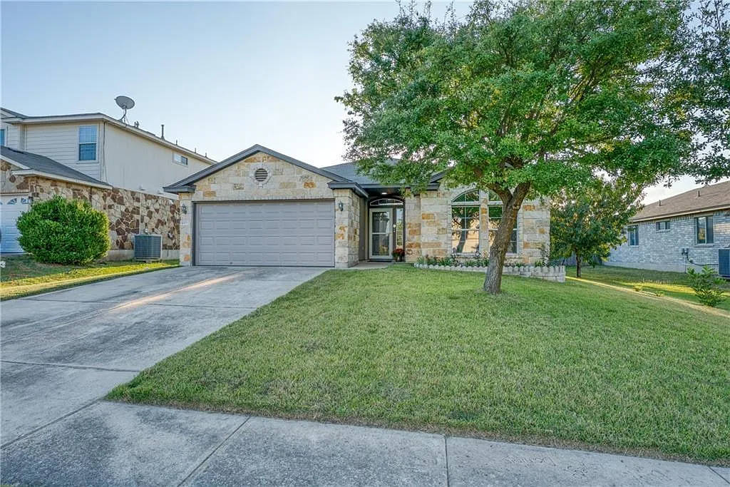 4 bed, 2.0 bath, 1701 sqft, $2,095 — Photo 2