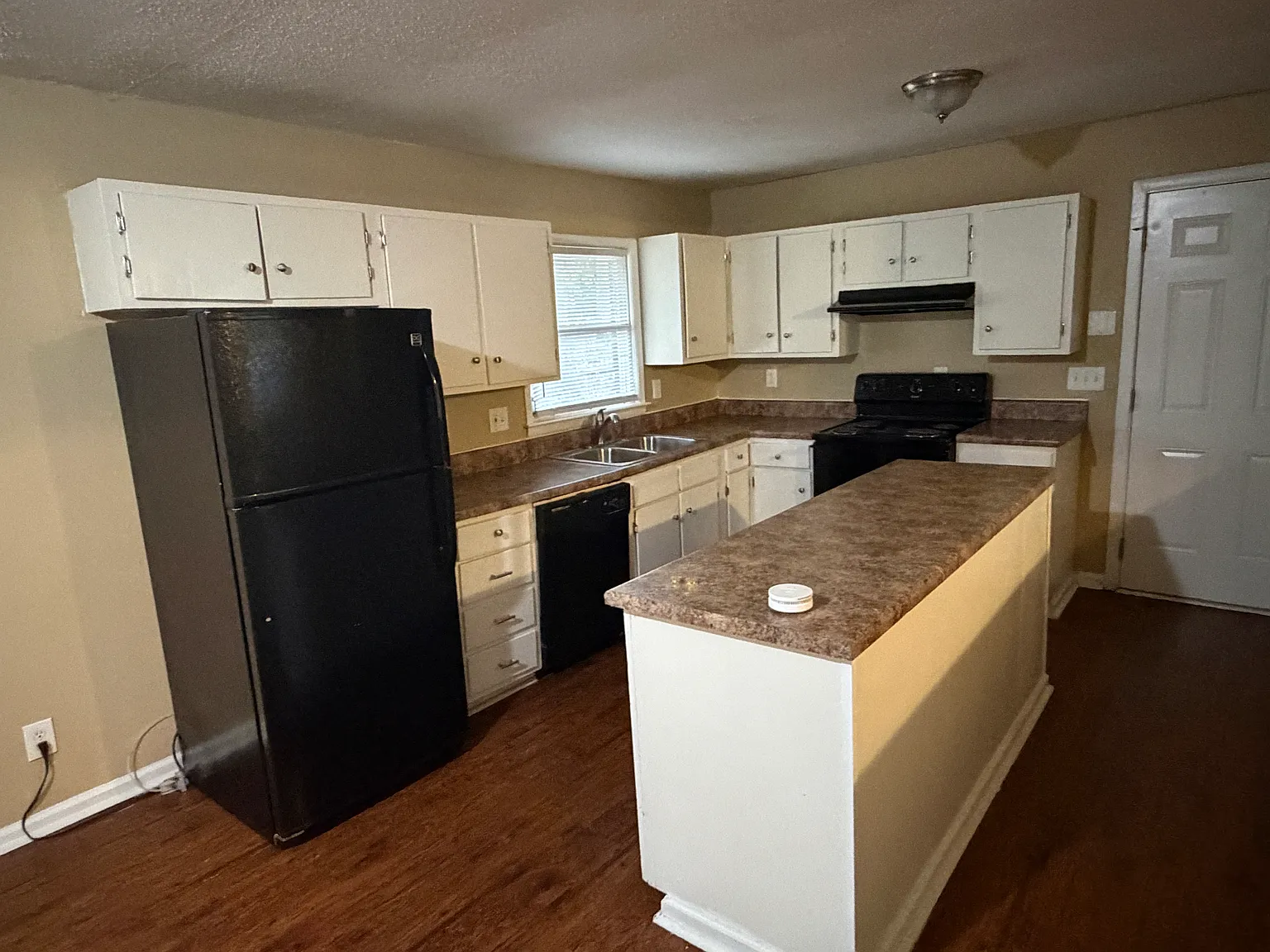 3 bed, 1817 sqft, $1,950 — Photo 2