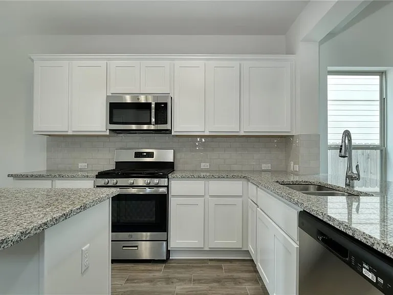 801 Falkland Trce — Photo 3
