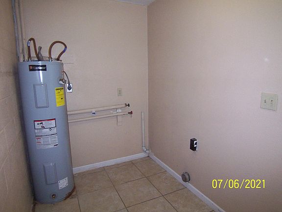 5th image of 210 W 47th St