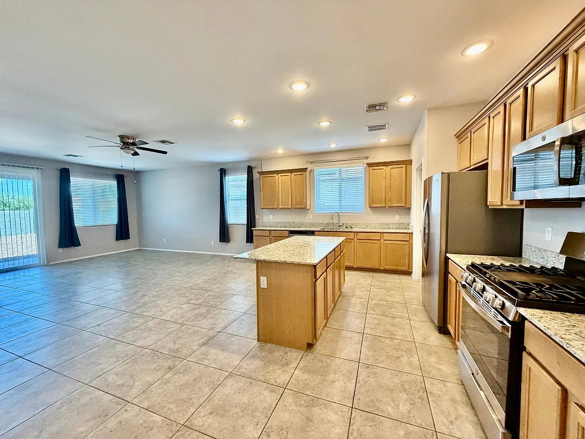 3 bed, 2.0 bath, 1562 sqft, $1,899 — Photo 2