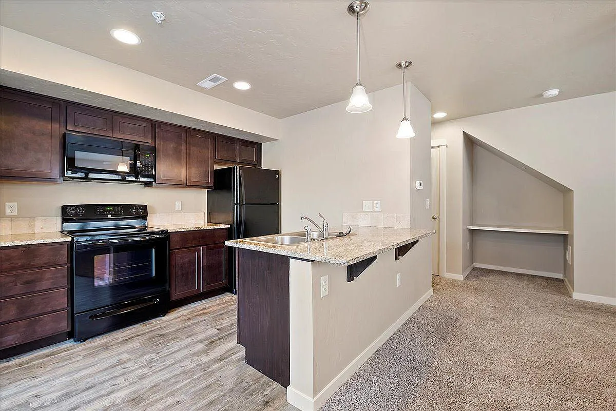 Cimarron Townhomes — Photo 3