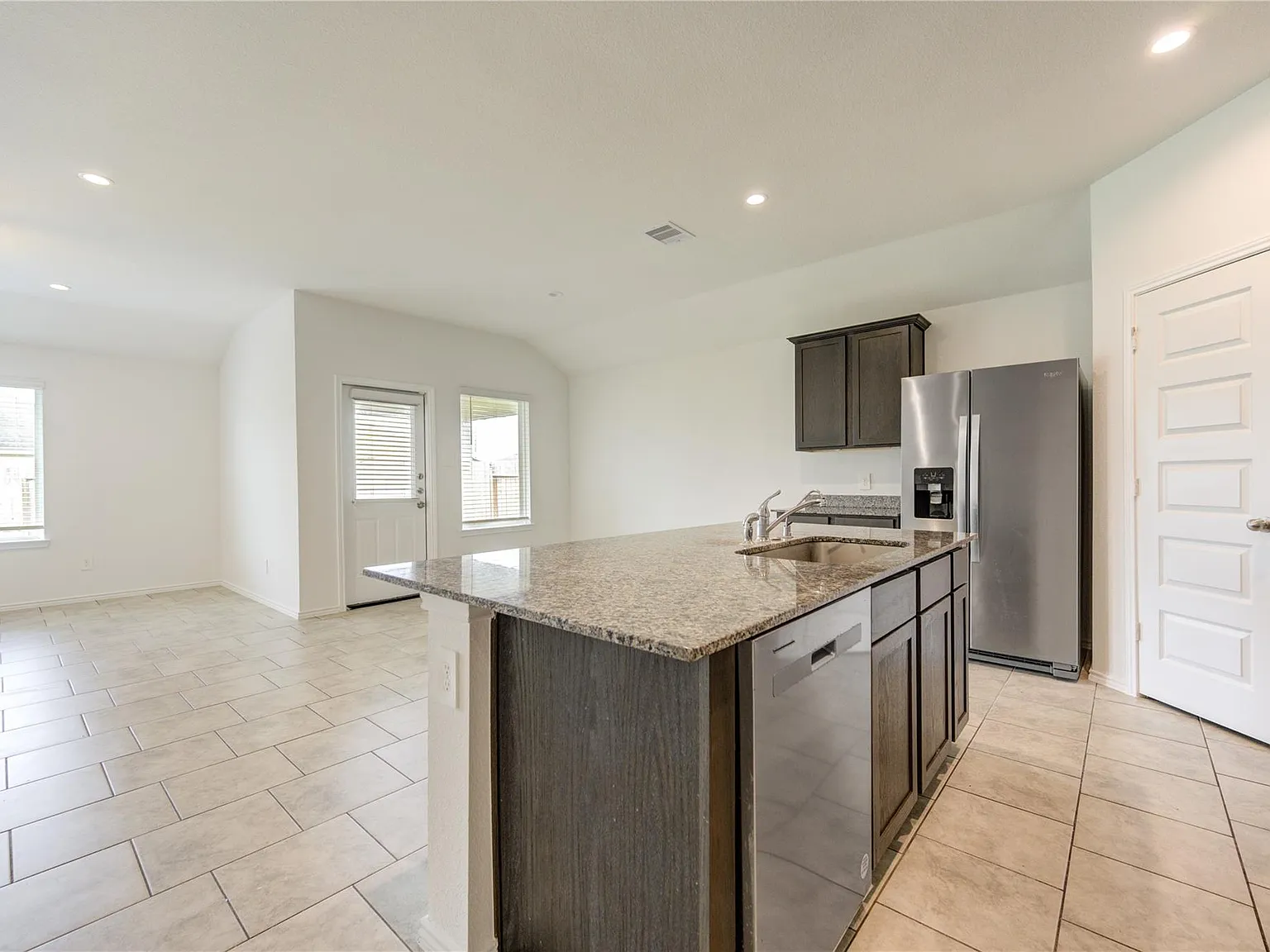 4 bed, 2.0 bath, 1860 sqft, $2,100 — Photo 4