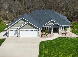 2157 S Bend Cir, Dubuque, IA 52003